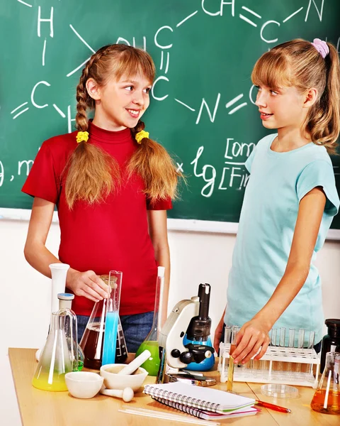 Enfants en classe de chimie . — Photo