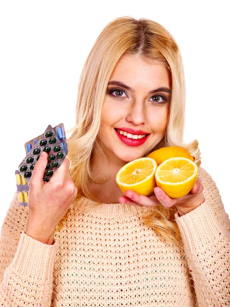 Mujer con tabletas y limón . — Foto de Stock