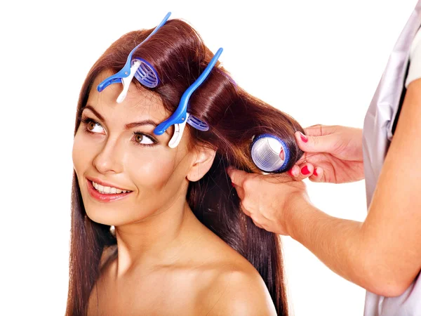 Mulher usa encrespadores de cabelo na cabeça . — Fotografia de Stock