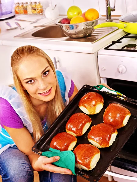 Çerezler pişiren kadın — Stok fotoğraf