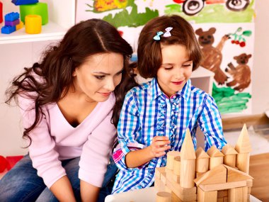 tuğla oynayan çocuk ile aile.