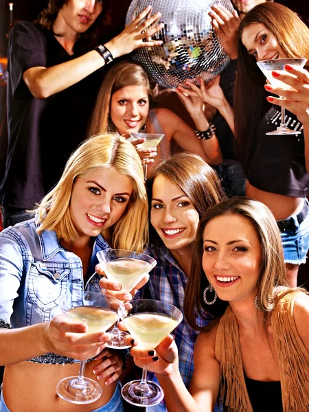 Mujer en discoteca en club nocturno . — Foto de Stock