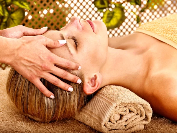 Femme obtenir massage facial  . — Photo