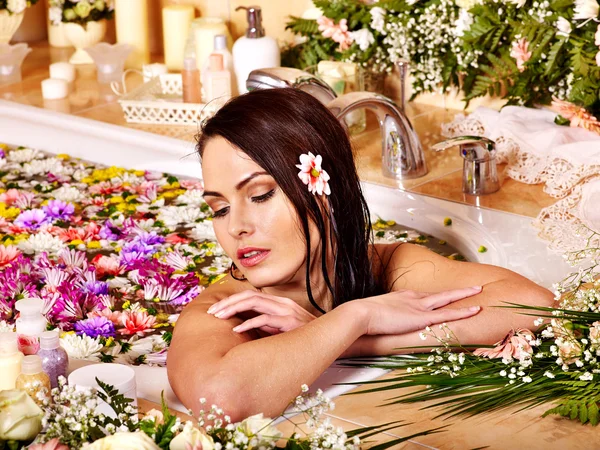 Mujer aplicando crema hidratante . — Foto de Stock