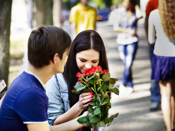 Paar bei Date im Freien. — Stockfoto