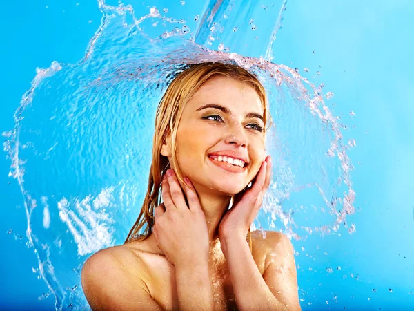 Donna bagnata faccia con goccia d'acqua . — Foto Stock