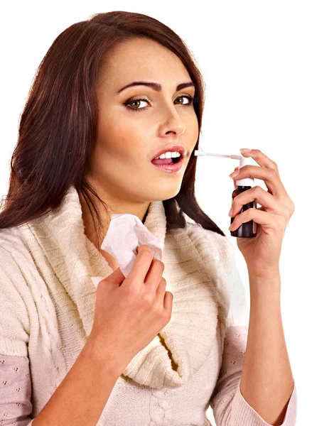 Genç kadın boğaz spreyi kullanarak. — Stok fotoğraf