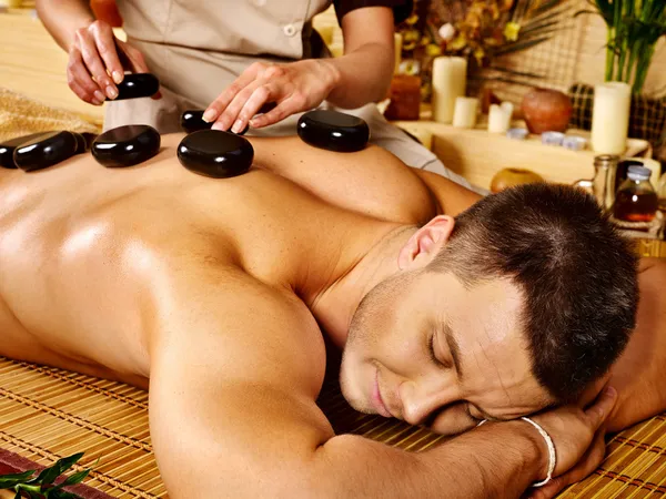 Muž dostat kamenné terapie masáž . — Stock fotografie
