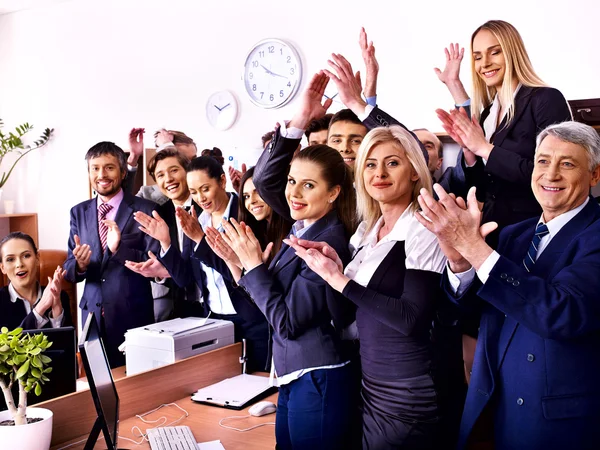 Groupe d'hommes d'affaires au bureau . — Photo