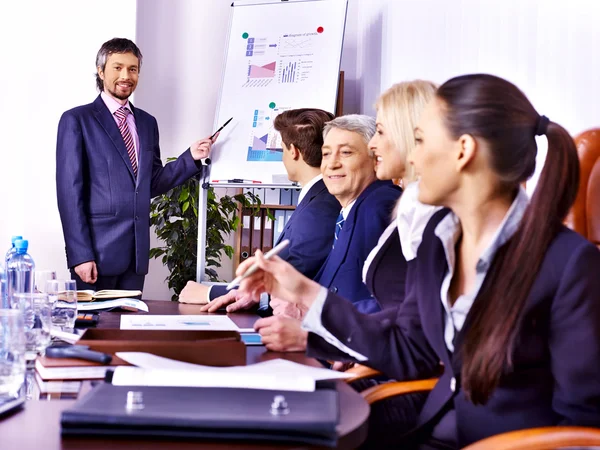 Groupe d'hommes d'affaires au bureau . — Photo