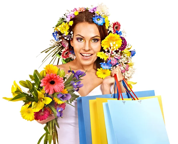 Mujer con bolsa de compras sosteniendo flor . — Foto de Stock