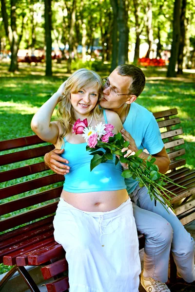 Pregnant woman with man outdoor. — Stock Photo, Image