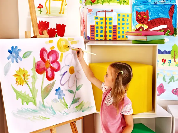 Child painting at easel. — Stock Photo, Image