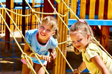 Çocuk parkındaki çocuklar