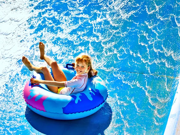 Kinderen op aquapark. — Stockfoto