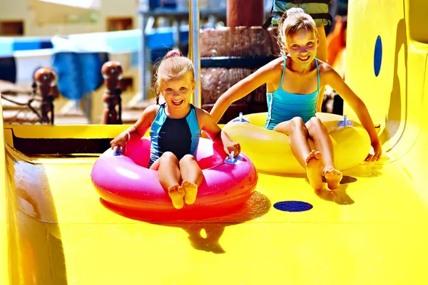 Kinder im Aquapark — Stockfoto