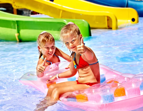Kinder im Aquapark — Stockfoto