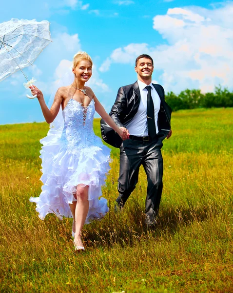 Wedding couple running — Stock Photo, Image