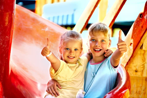 Dzieci na placu zabaw — Zdjęcie stockowe