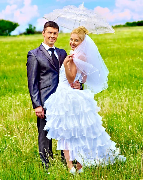 Bride and groom summer outdoor — Stock Photo, Image