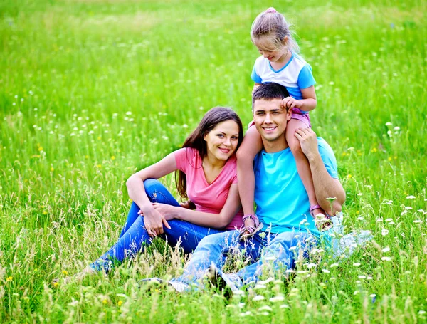 Familia sobre hierba verde —  Fotos de Stock