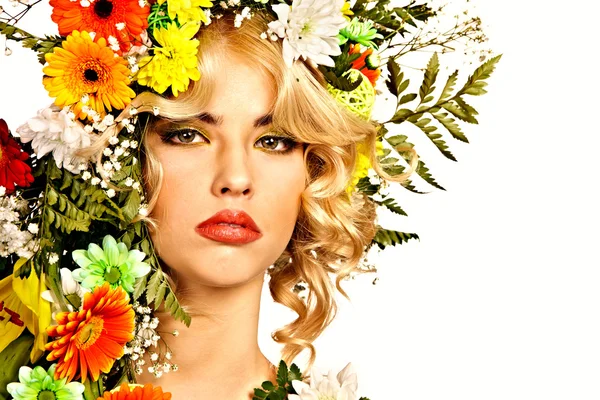 Женщина с макияжем и цветами — стоковое фото