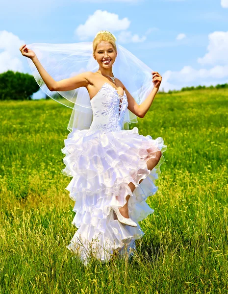 Bride outdoor — Stock Photo, Image