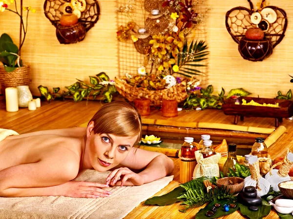 Mujer recibiendo masaje aroma . — Foto de Stock