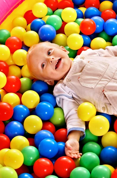 Niño en bola de colores . — Foto de Stock