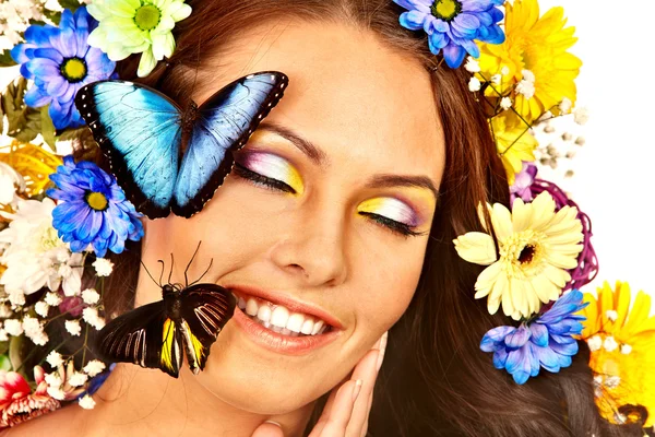 Mujer con flor y mariposa . —  Fotos de Stock