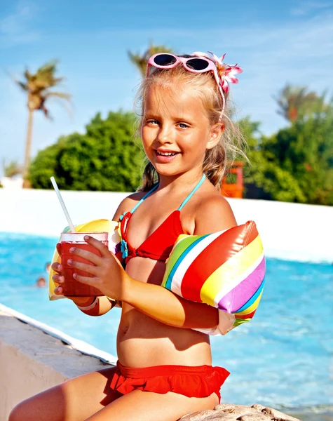 Child drinking near swimming pool. — Stock Photo, Image