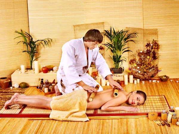 Kvinna får bambu massage. — Stockfoto