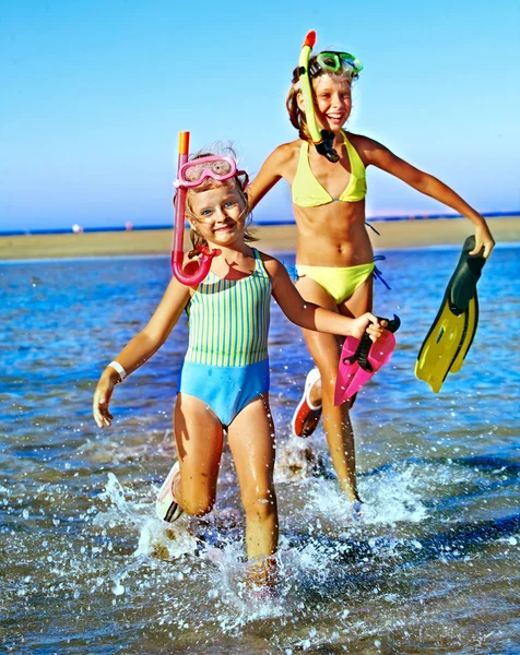 Niños jugando en la playa . —  Fotos de Stock