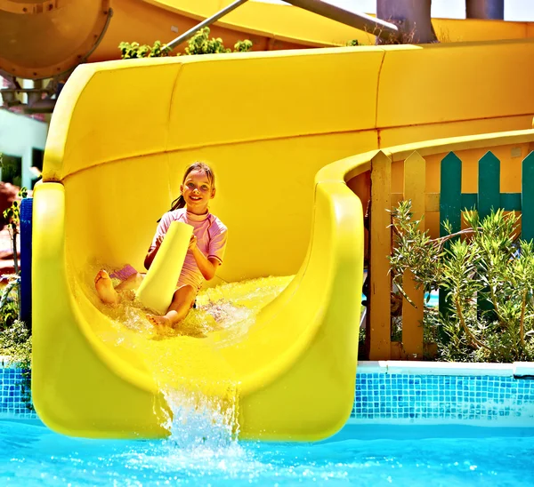 Enfant sur toboggan aquatique à aquapark . — Photo