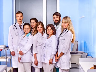 Hastanede doktor grubu.