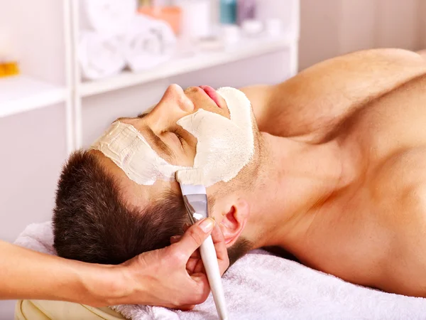 Clay facial mask in beauty spa. — Stock Photo, Image