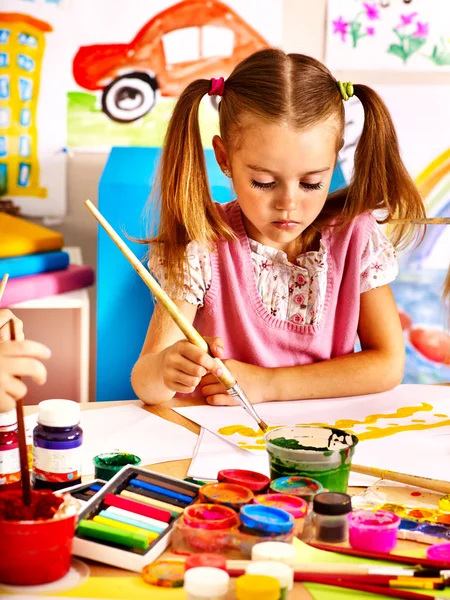 Child painting at easel. — Stock Photo, Image