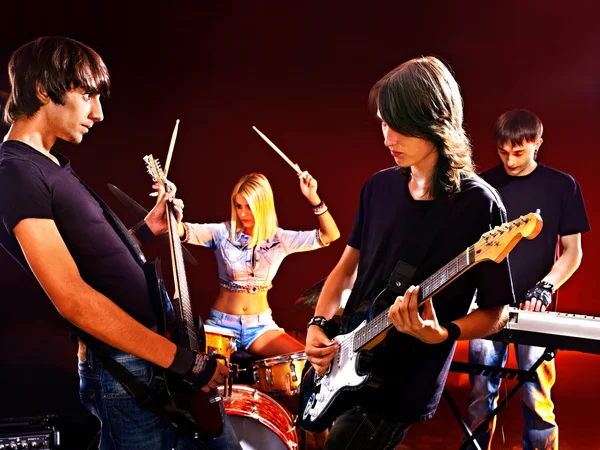 Bandet spelar musikinstrument. — Stockfoto