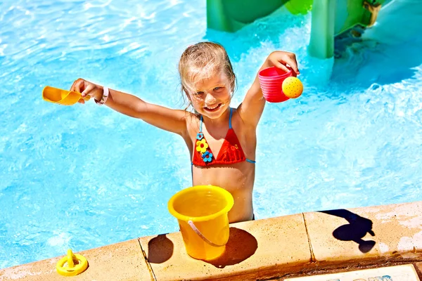 Kind im Schwimmbad. — Stockfoto