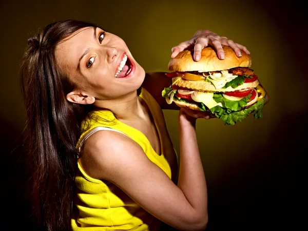 Vrouw bedrijf hamburger. — Stockfoto