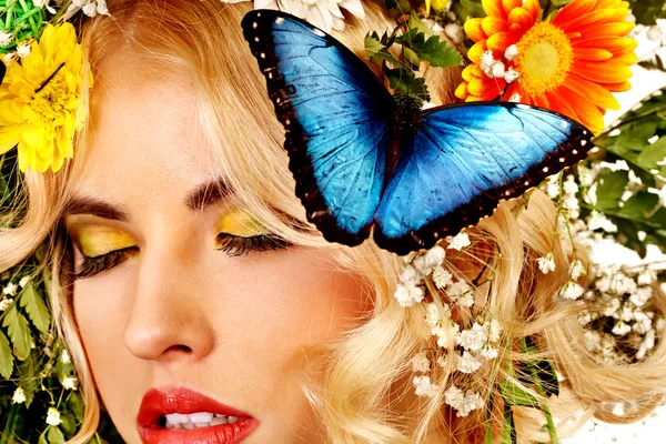 Женщина с бабочкой и цветами . — стоковое фото