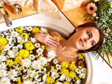 nemlendirici uygulayarak kadın.