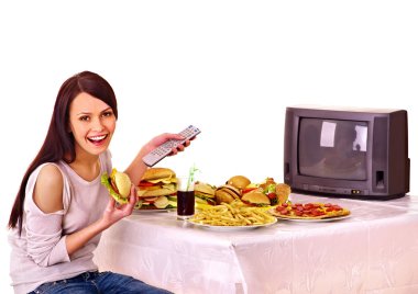 hızlı yemek yeme ve tv izlerken kadın.
