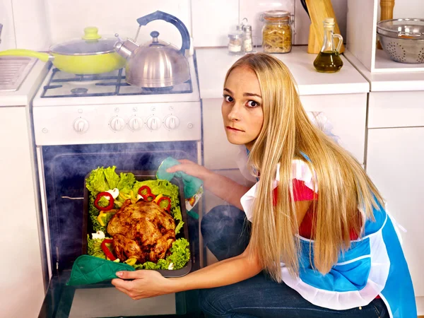 Koken Kip vrouw in kitchen. — Stok fotoğraf