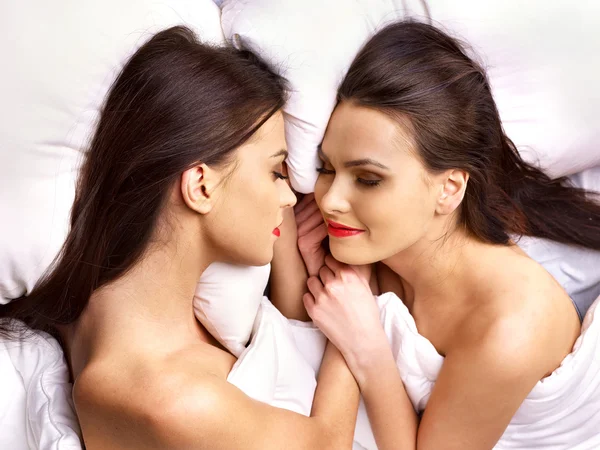 Twee sexy lesbische vrouwen erotische voorspel spel in bed. — Stockfoto