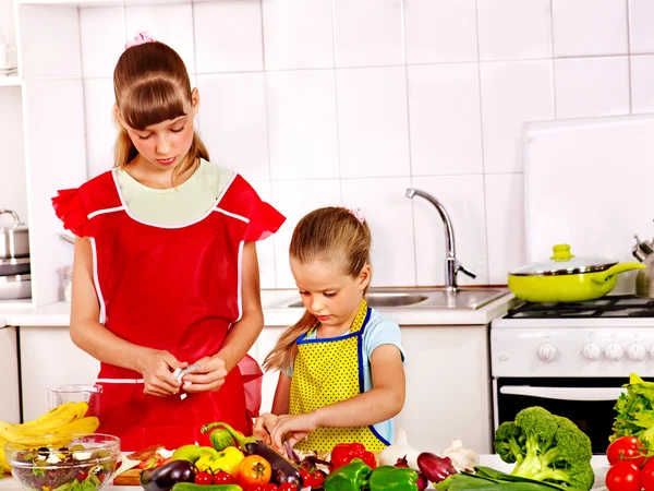 Παιδιά με μαγείρεμα στην κουζίνα. — Φωτογραφία Αρχείου