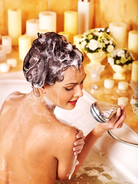 Женщина моет голову в ванной . — стоковое фото