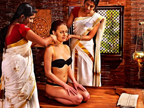 Frau mit ayurvedischer Wellnessbehandlung. — Stockfoto