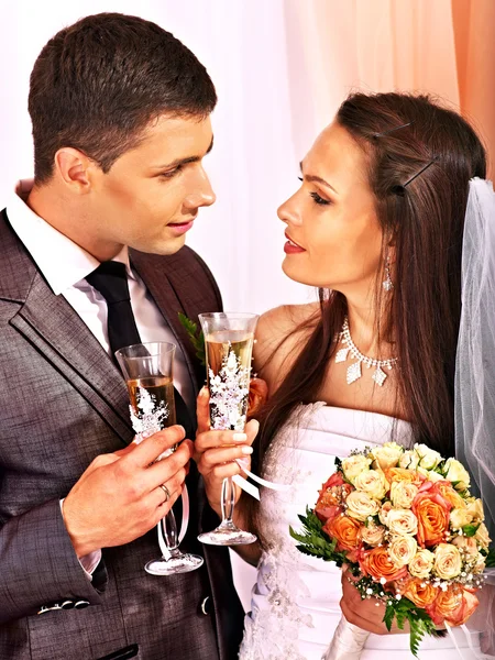 Свадебная пара пьет шампанское — стоковое фото