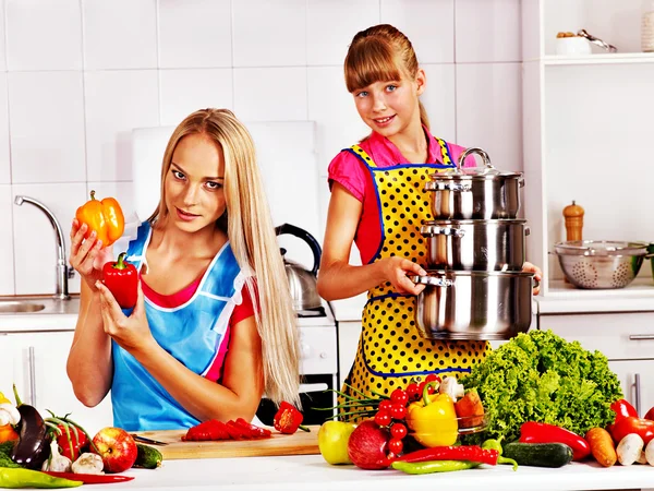 Anne ve kızı mutfak yemek. — Stok fotoğraf